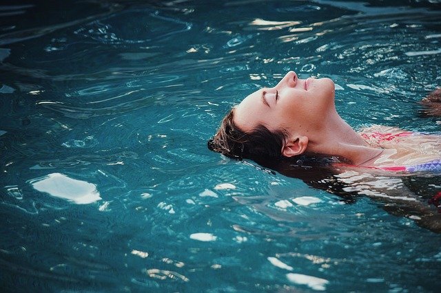 La natation est-elle bonne ou mauvaise pour votre dos ? Cela dépend !