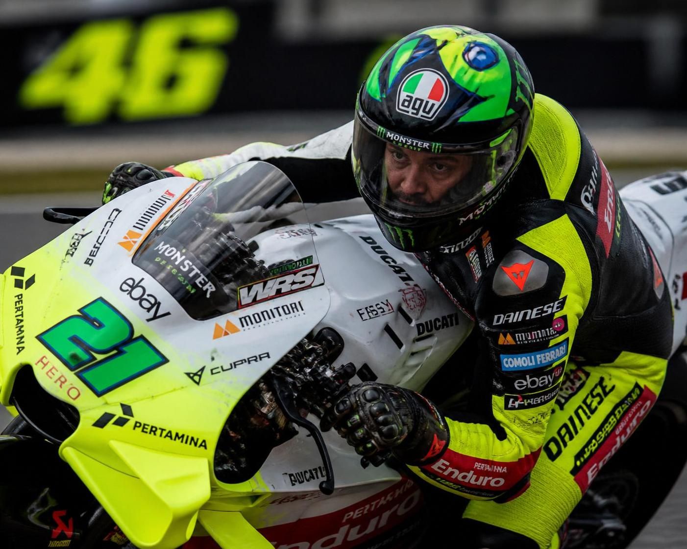découvrez comment franco morbidelli s'impose dans l'univers de valentino rossi et le team vr46, entre passion, détermination et performance en motogp.