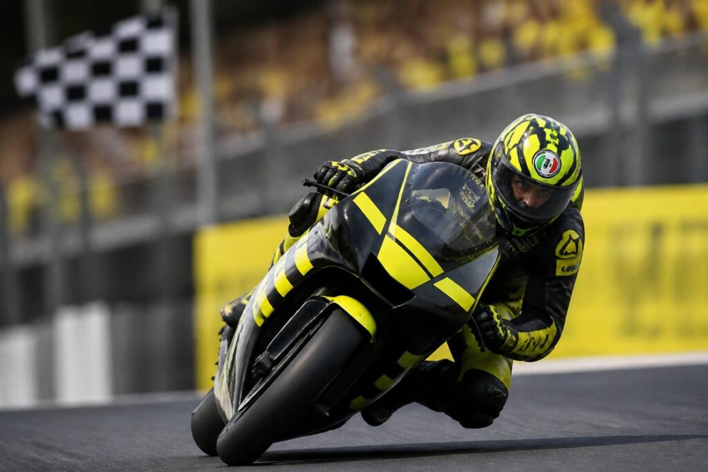 découvrez comment franco morbidelli s'affirme dans l'univers de valentino rossi avec l'équipe vr46, entre passion, performances et héritage légendaire.