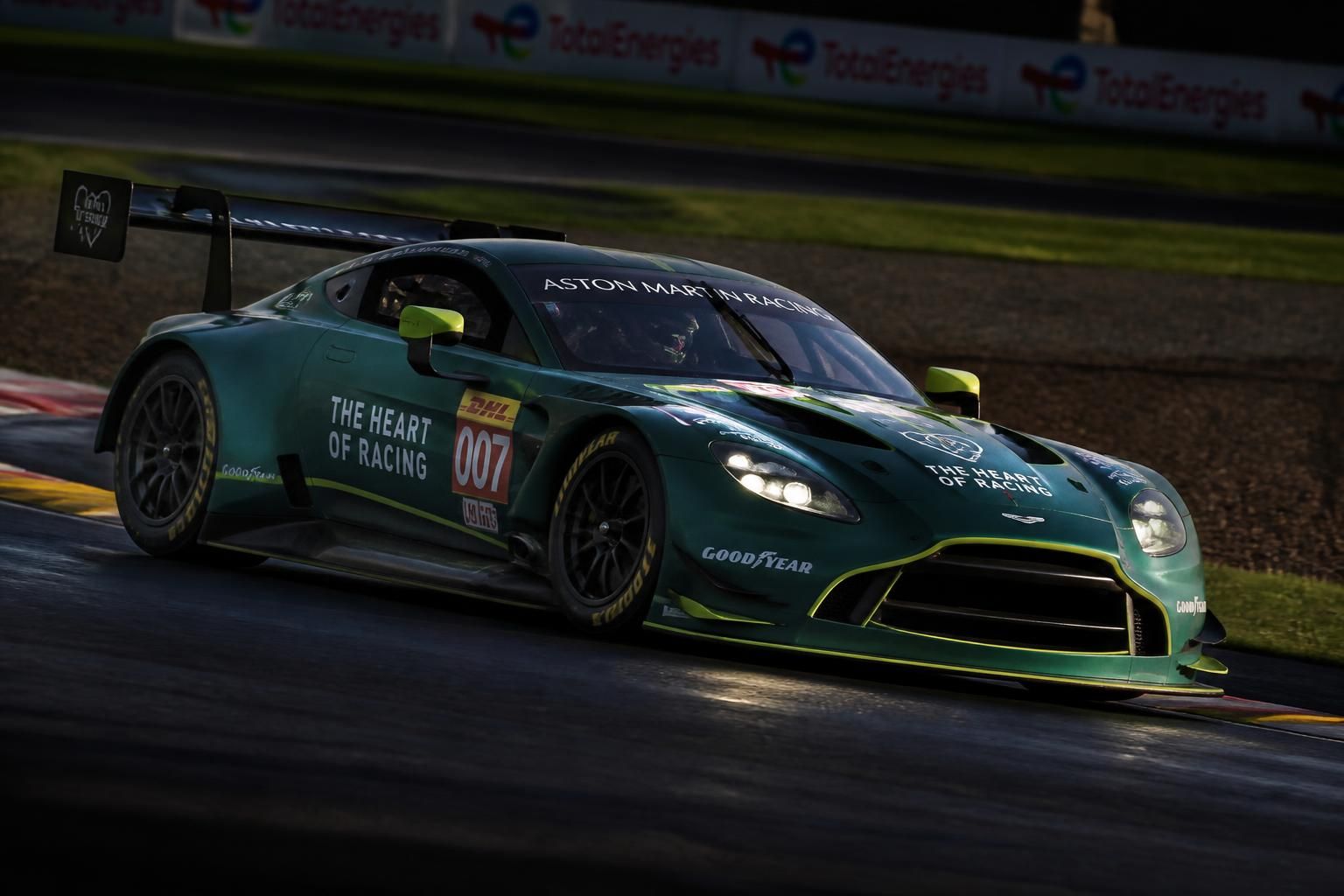 découvrez les performances impressionnantes de l'aston martin gt3 vantage, un bolide de compétition alliant puissance, précision et technologie de pointe.