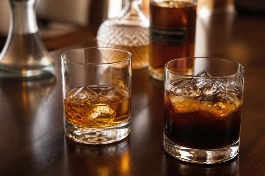 découvrez combien de calories se cachent dans un verre de whisky et un whisky-coca, et apprenez tout ce qu'il faut savoir pour mieux gérer votre consommation.